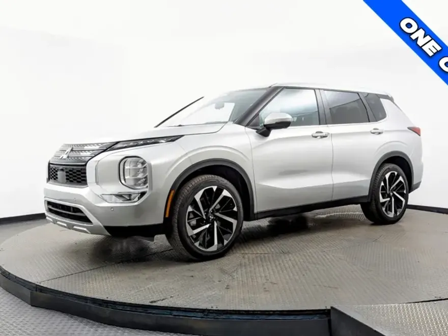 2024 Mitsubishi Outlander SE photo 1