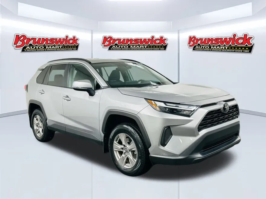 2022 Toyota RAV4 XLE photo 1