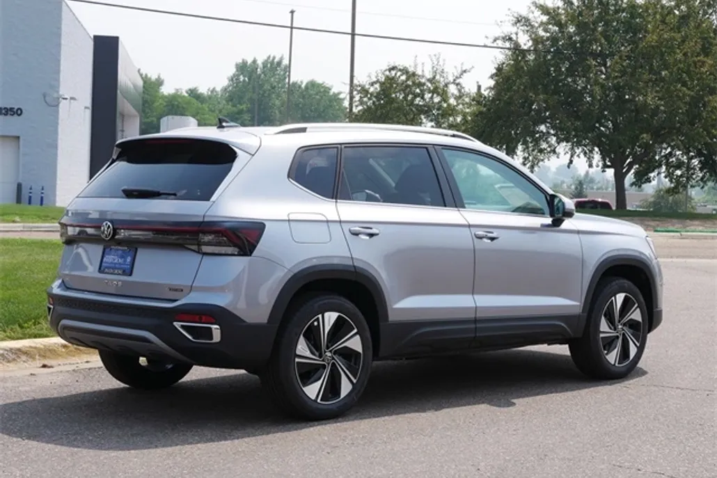 2025 Volkswagen Taos SE photo 1
