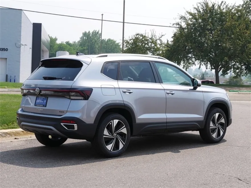 2025 Volkswagen Taos SE photo 1