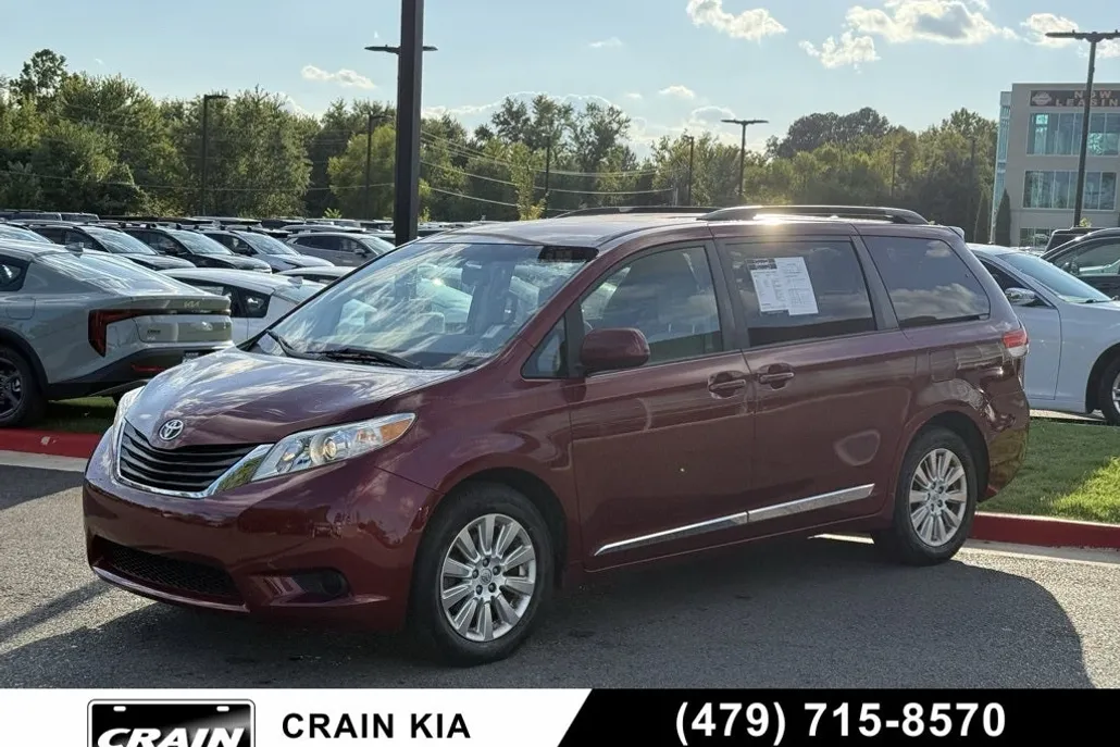 2013 Toyota Sienna LE photo 1