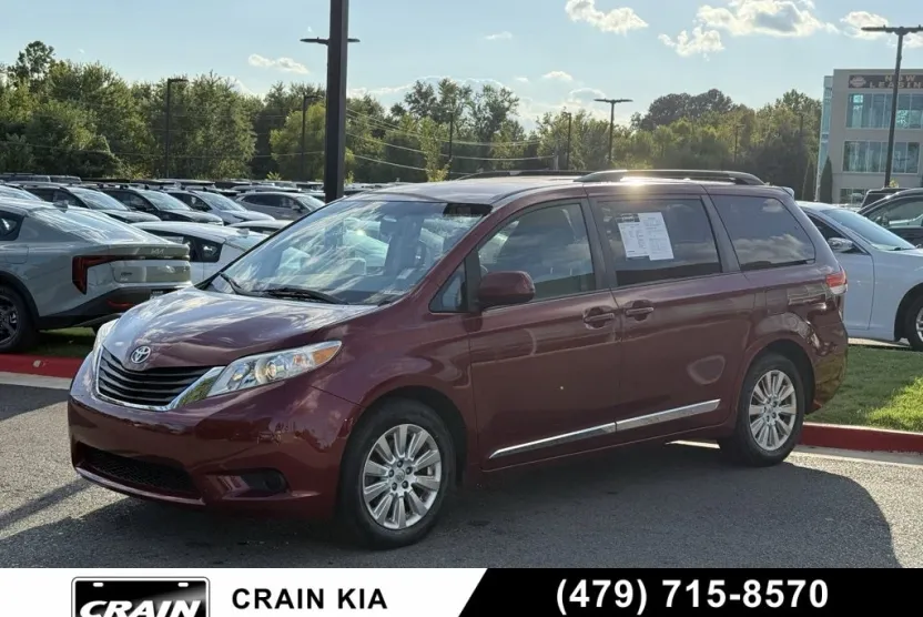 2013 Toyota Sienna LE photo 1