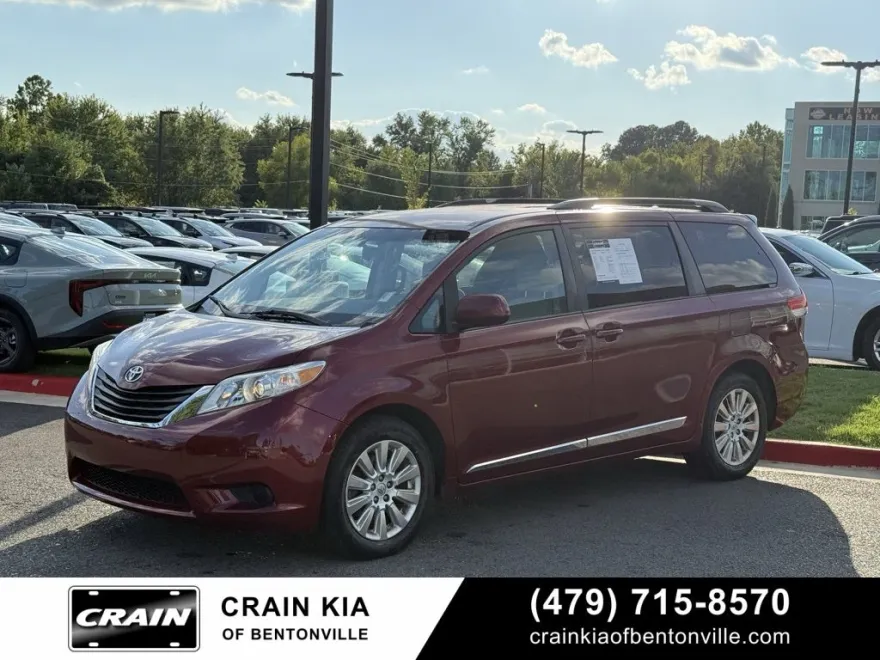 2013 Toyota Sienna LE photo 1