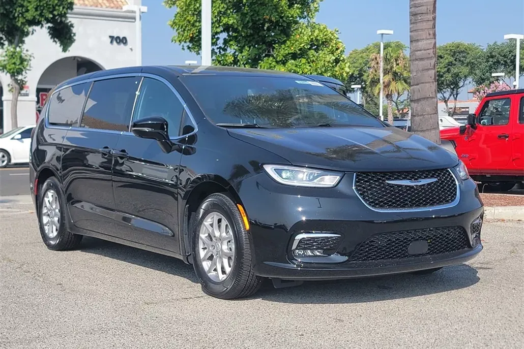 2025 Chrysler Pacifica photo 1