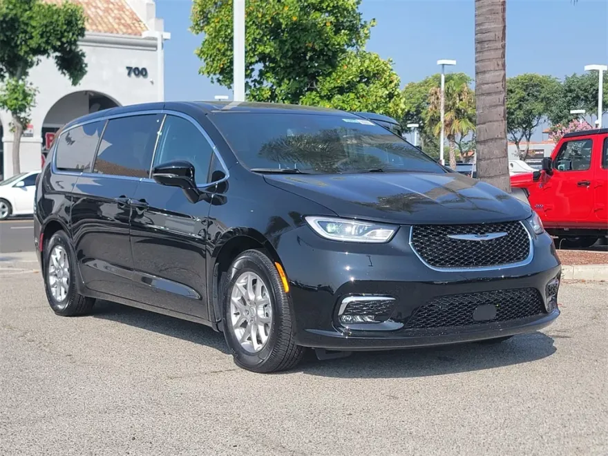 2025 Chrysler Pacifica photo 1