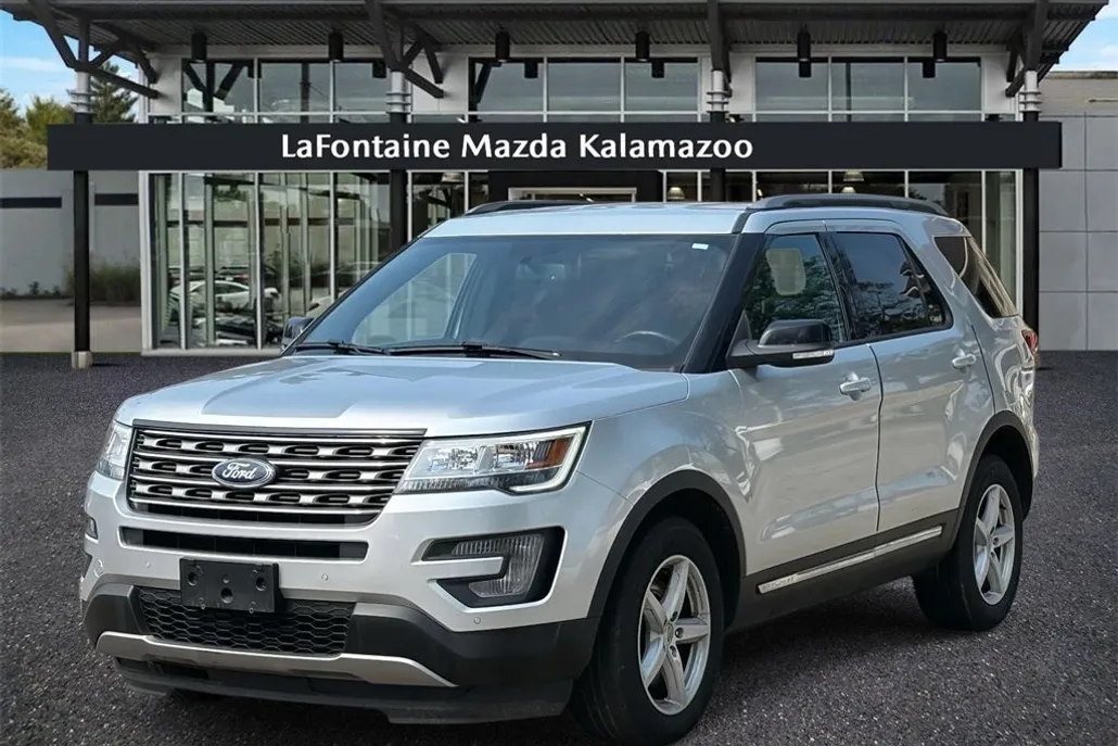 2017 Ford Explorer XLT photo 1