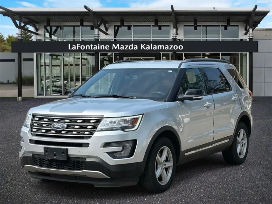 2017 Ford Explorer XLT photo 1