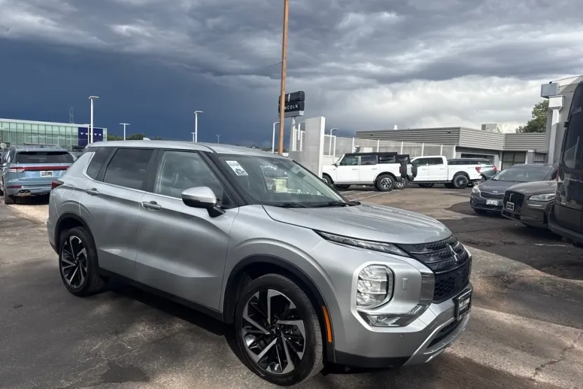 2023 Mitsubishi Outlander SE photo 1