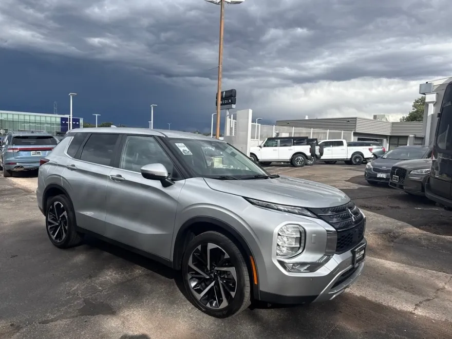 2023 Mitsubishi Outlander SE photo 1