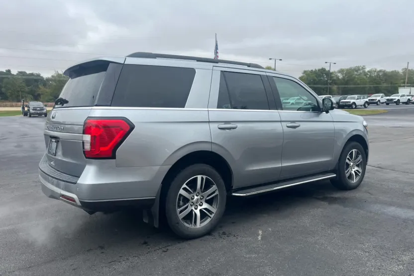 2023 Ford Expedition XLT photo 1