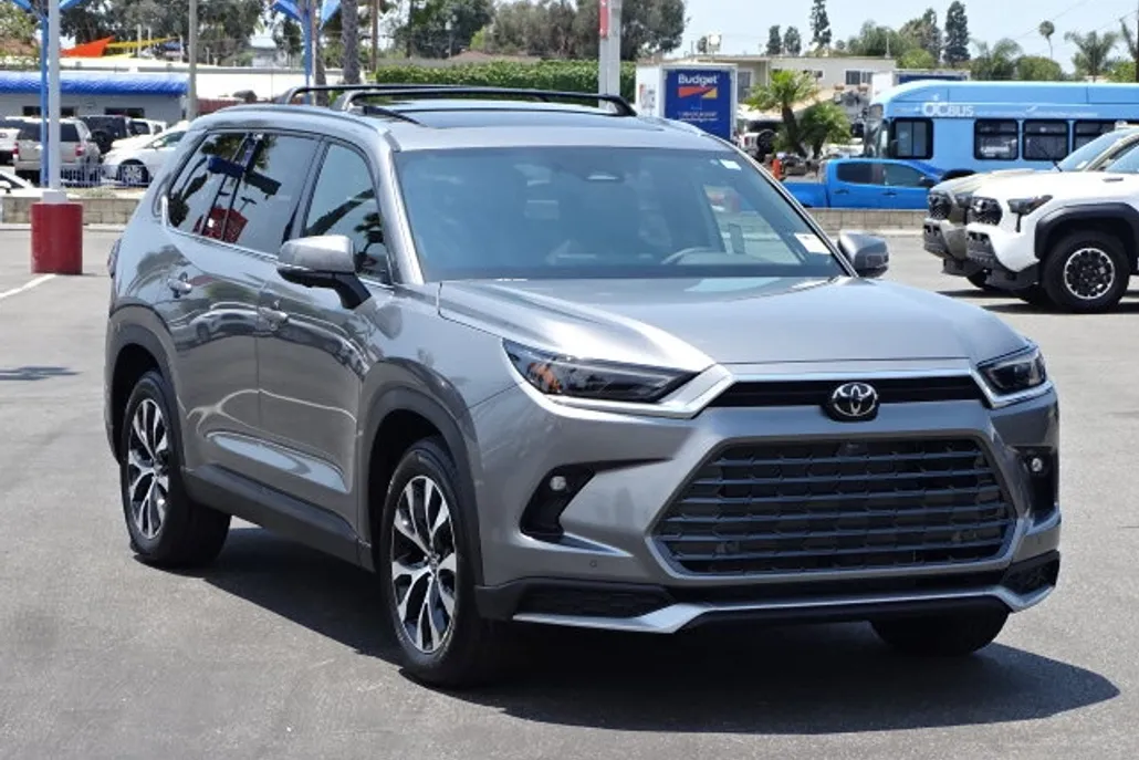 2025 Toyota Highlander Hybrid Limited photo 1