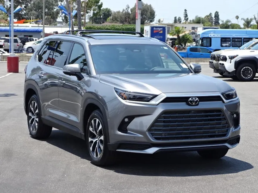 2025 Toyota Highlander Hybrid Limited photo 1