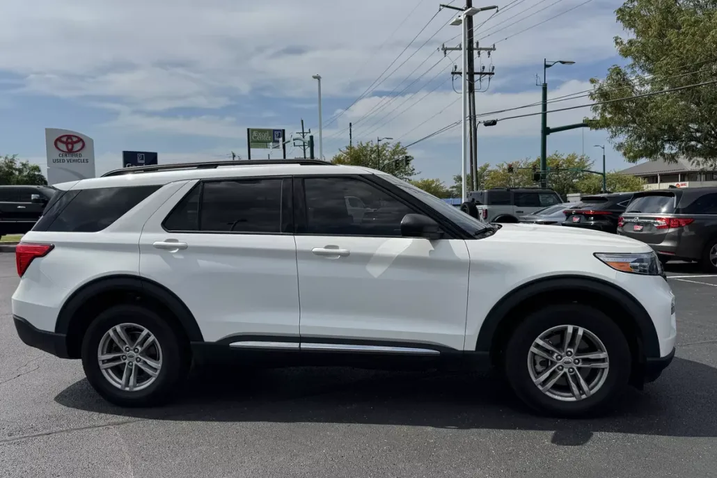2023 Ford Explorer XLT photo 1