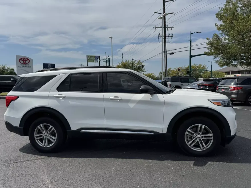 2023 Ford Explorer XLT photo 1