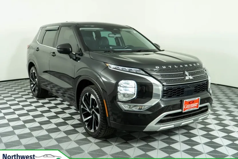 2023 Mitsubishi Outlander SE Black Edition photo 1