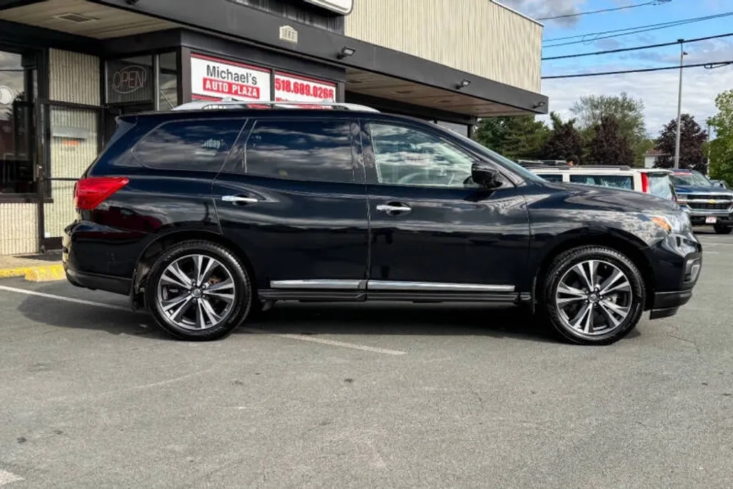 2017 Nissan Pathfinder Platinum photo 1