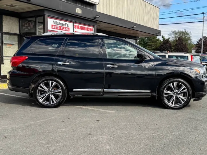 2017 Nissan Pathfinder Platinum photo 1
