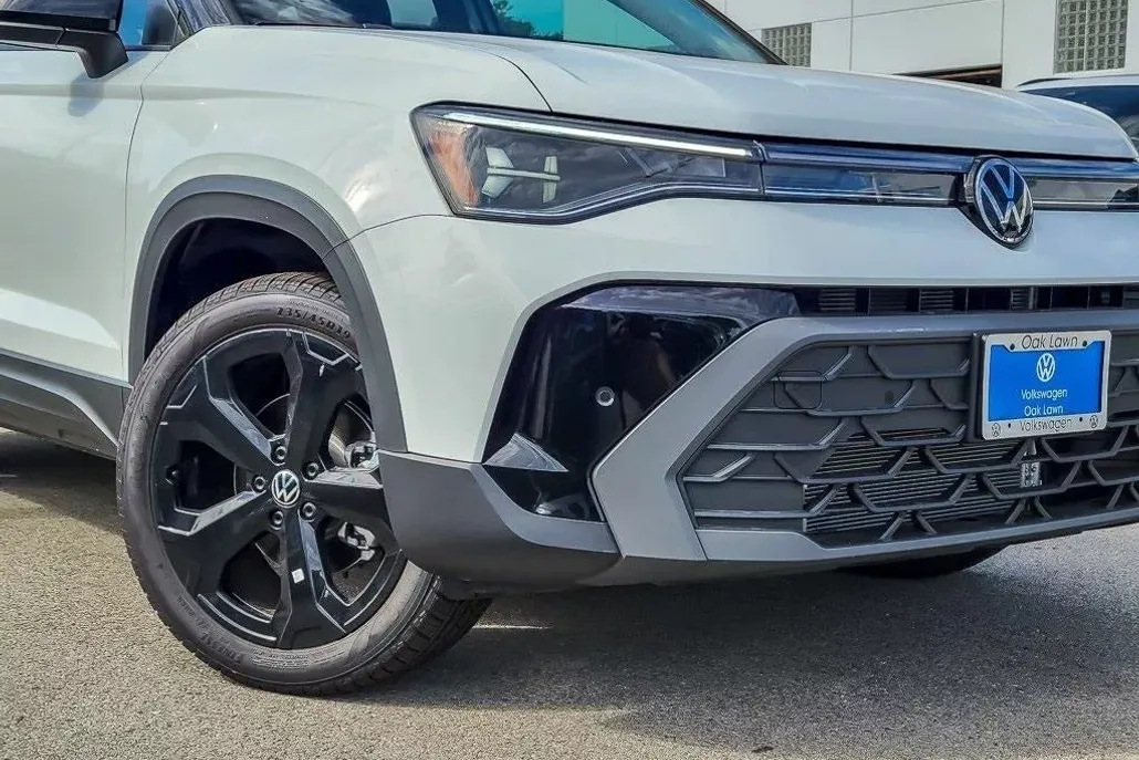 2025 Volkswagen Taos SE photo 1