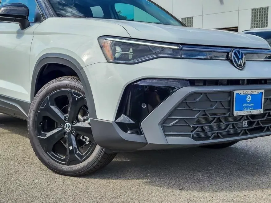 2025 Volkswagen Taos SE photo 1