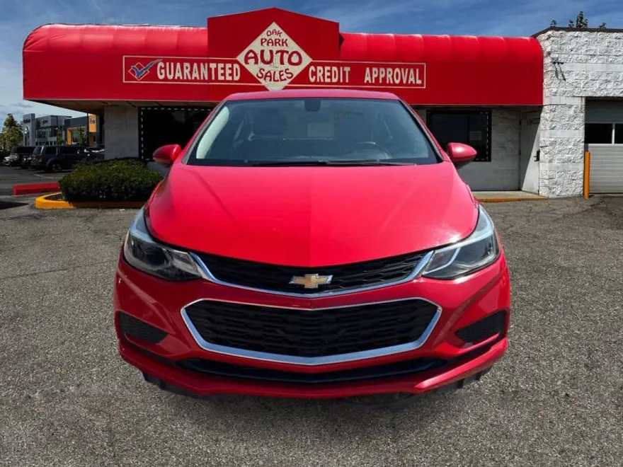 2017 Chevrolet Cruze LT photo 1