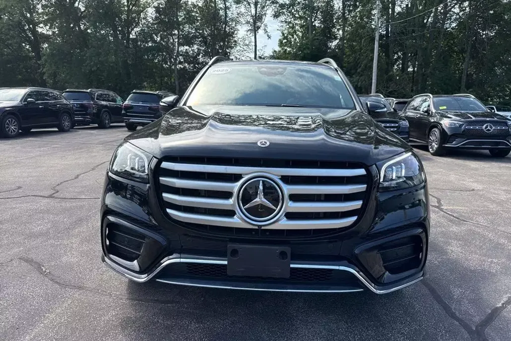 2025 Mercedes Benz GLS 450 4MATIC photo 1