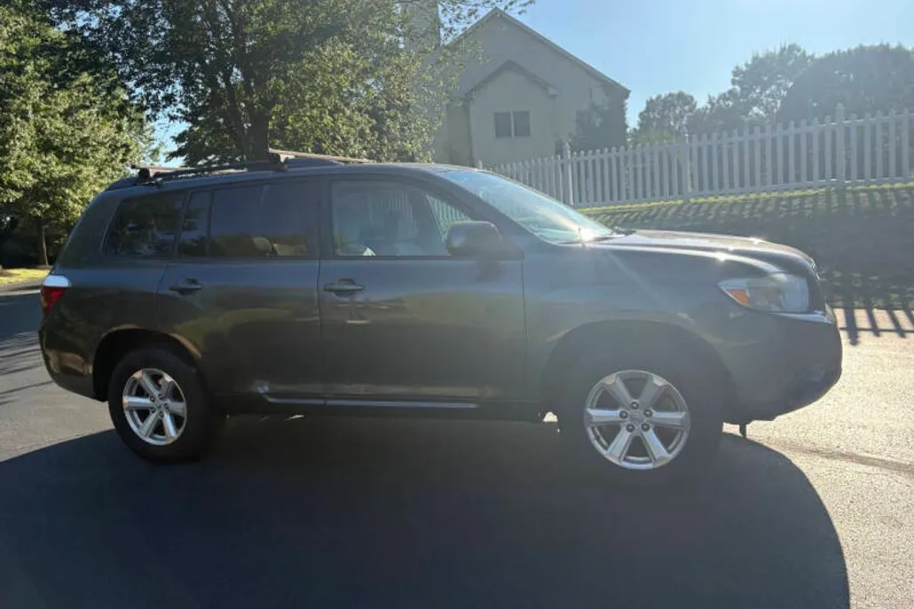 2010 Toyota Highlander Base photo 1
