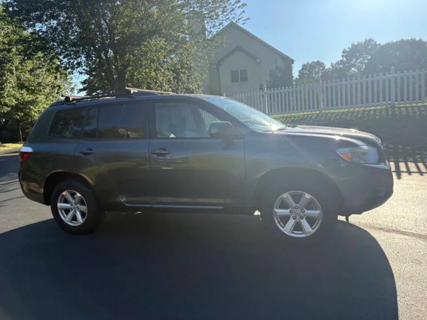 2010 Toyota Highlander Base photo 1