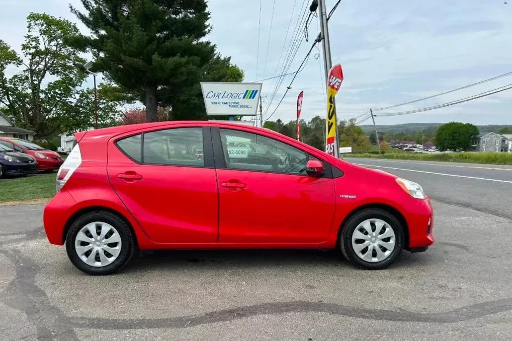 2013 Toyota Prius C Four photo 1