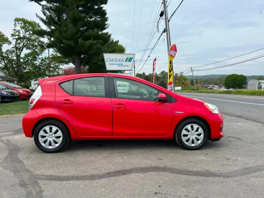 2013 Toyota Prius C Four photo 1