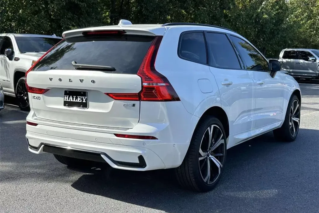 2025 Volvo XC60 B5 photo 1