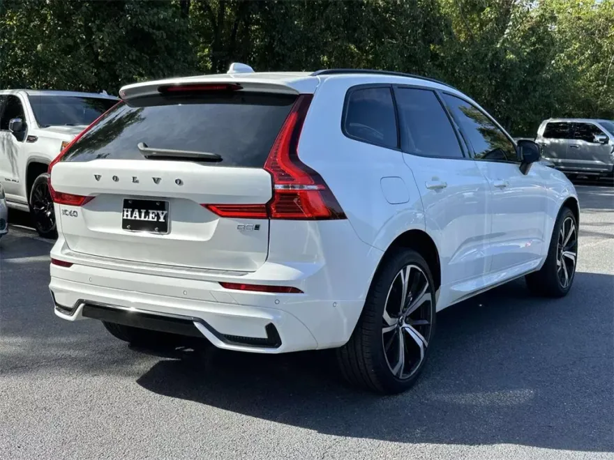 2025 Volvo XC60 B5 photo 1