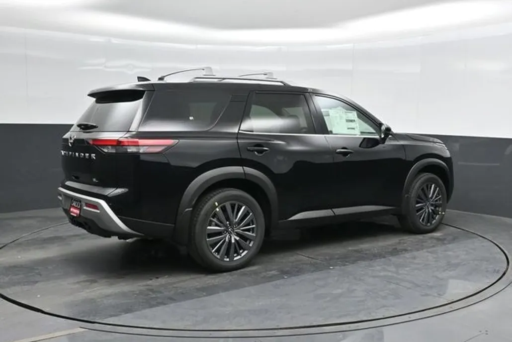 2025 Nissan Pathfinder SL photo 1