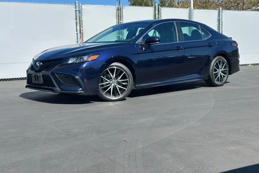 2022 Toyota Camry Hybrid SE photo 1