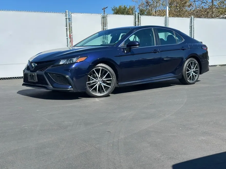 2022 Toyota Camry Hybrid SE photo 1