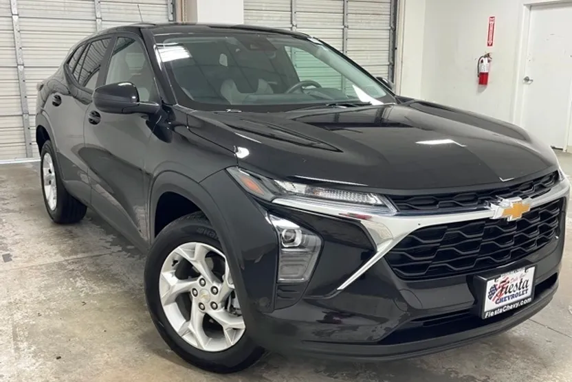 2025 Chevrolet Trax LS photo 1