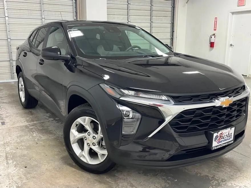 2025 Chevrolet Trax LS photo 1