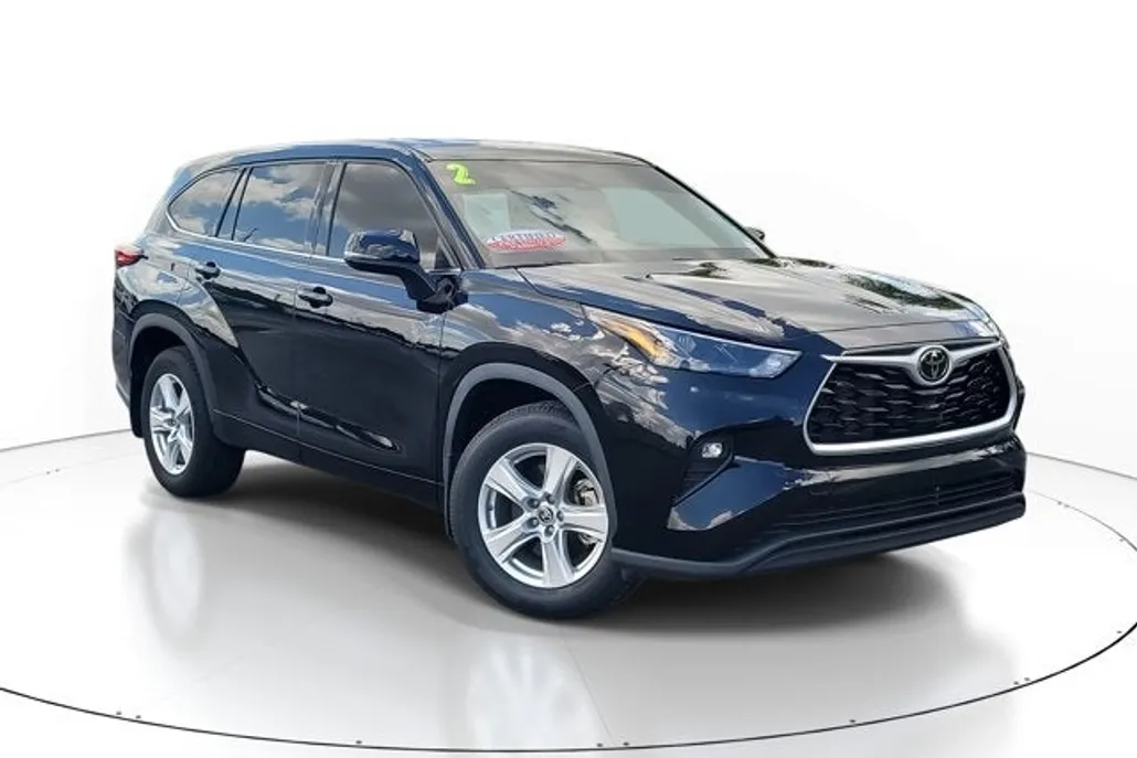 2022 Toyota Highlander LE photo 1