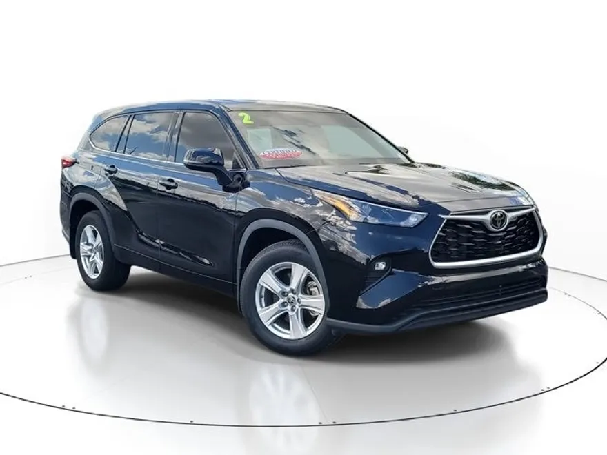 2022 Toyota Highlander LE photo 1