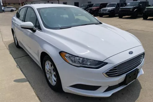 2018 Ford Fusion S photo 3