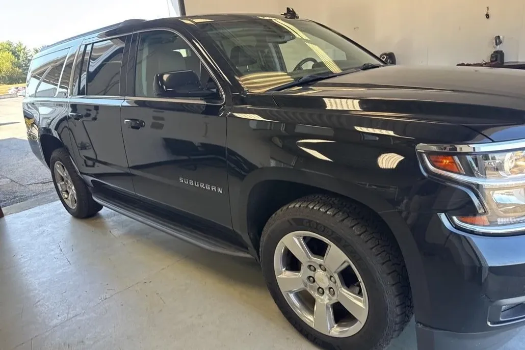 2019 Chevrolet Suburban LT photo 1
