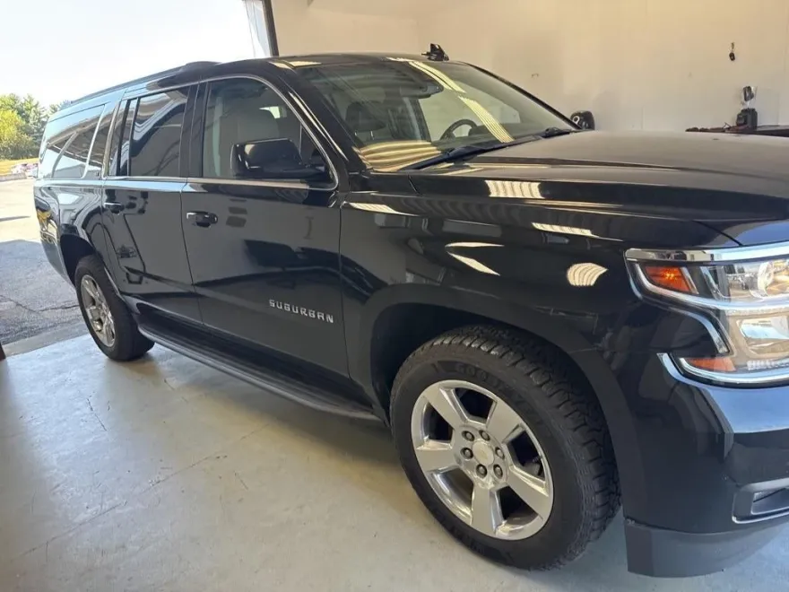2019 Chevrolet Suburban LT photo 1