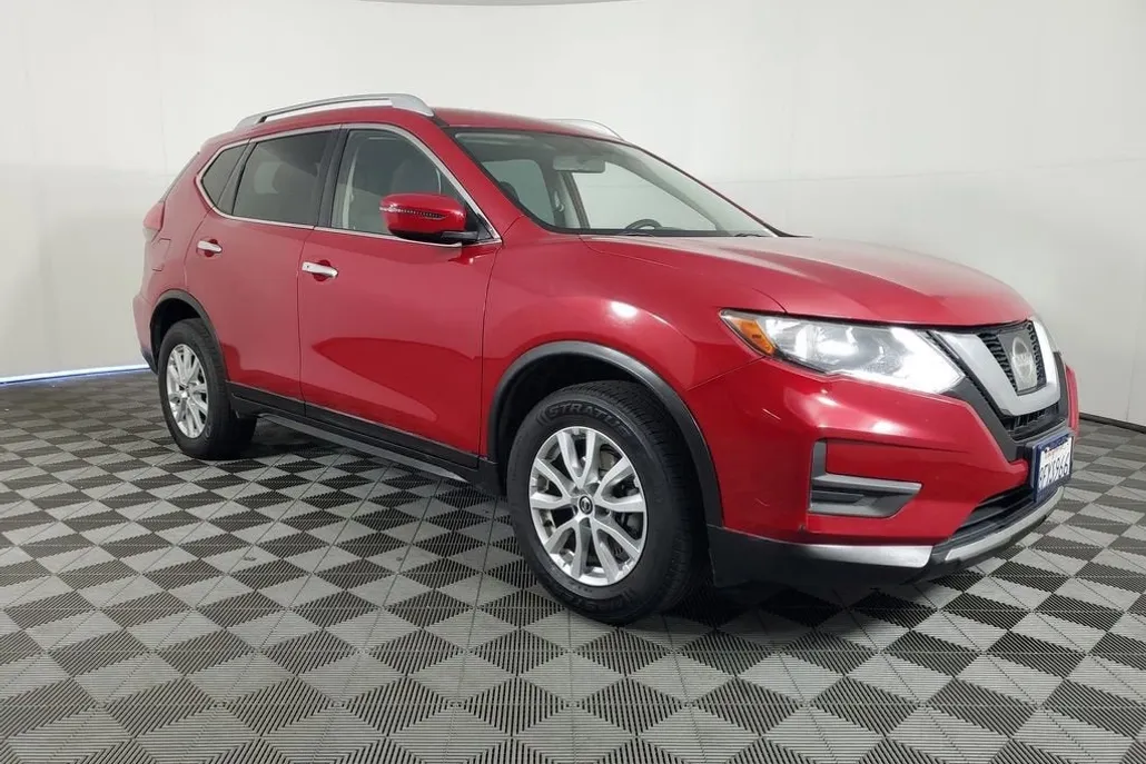 2017 Nissan Rogue SV photo 1