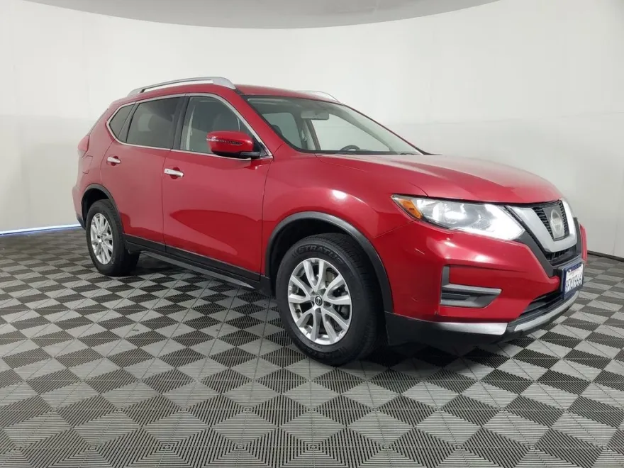2017 Nissan Rogue SV photo 1