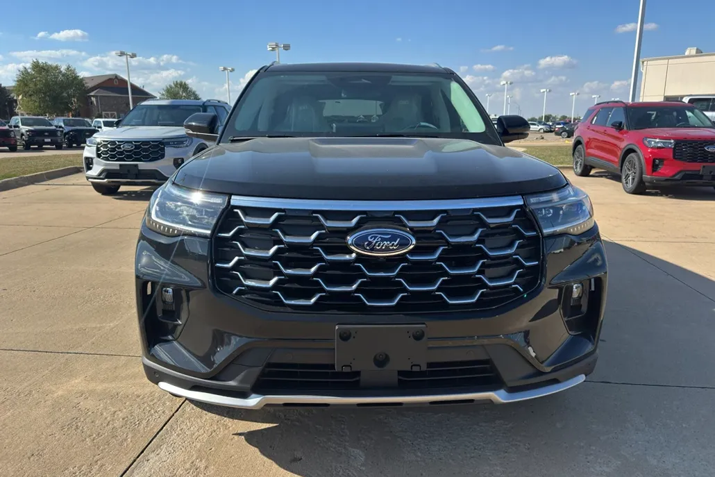 2025 Ford Explorer Platinum photo 1