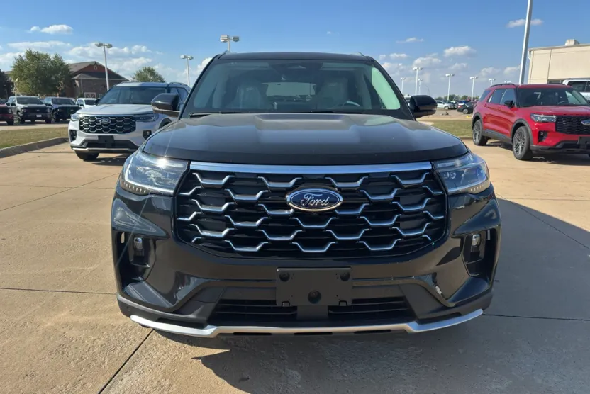 2025 Ford Explorer Platinum photo 1