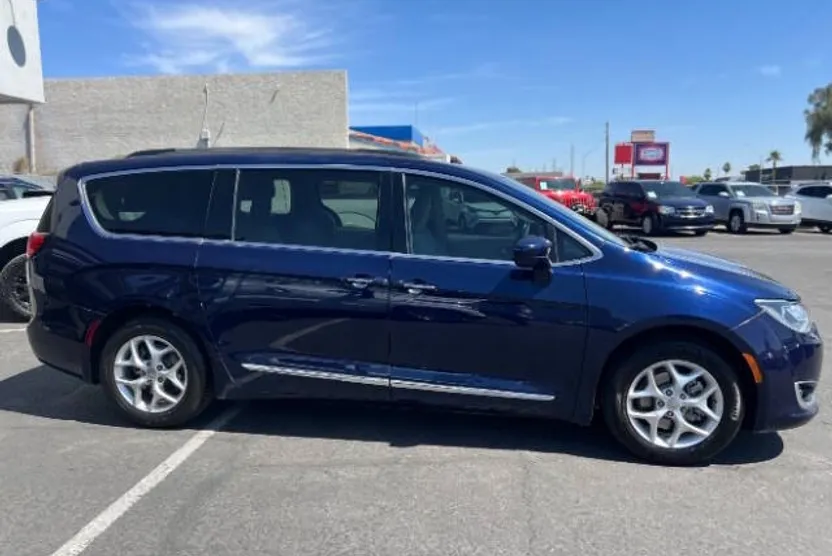 2017 Chrysler Pacifica Touring L photo 1