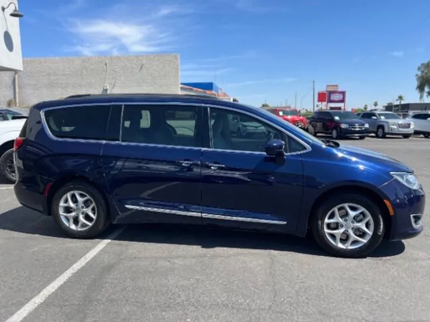 2017 Chrysler Pacifica Touring L photo 1
