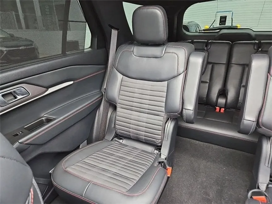 2025 Ford Explorer ST-Line photo 1