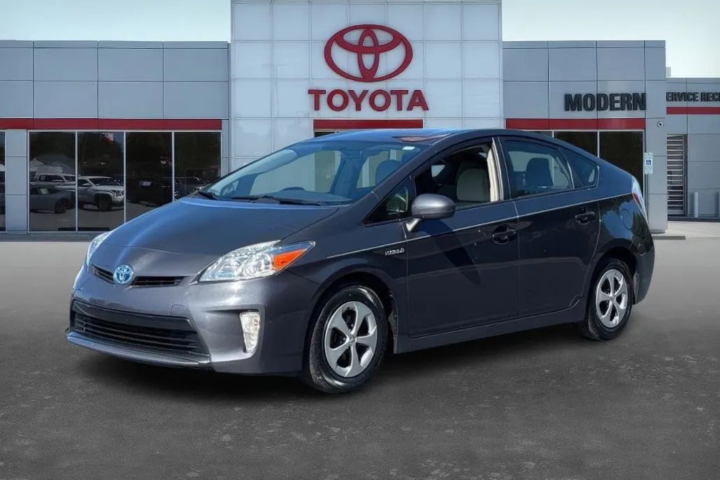 2015 Toyota Prius Three photo 1