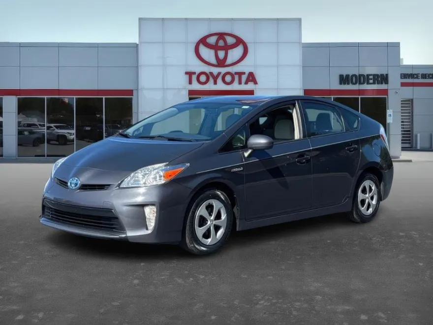 2015 Toyota Prius Three photo 1